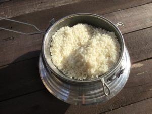 お米をざる上げて吸水