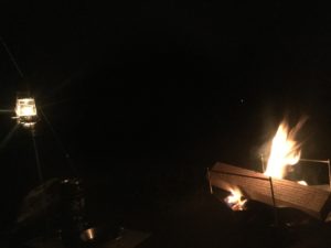 焚火とランタン