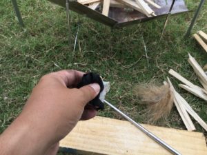 火打石でチャークロスに着火