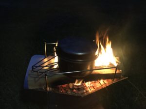焚火とスノピ