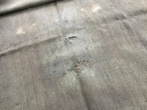 穴の開いた焚火シート