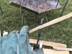 燕三条乃斧で薪を折る