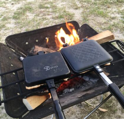 スノーピークの焚火台Lに合わせた五徳。2つのホットサンドクッカーも並べられる