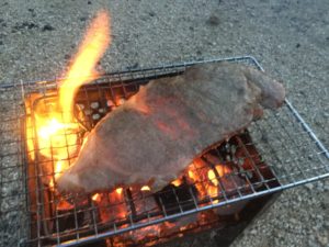 カマド型でステーキを焼く