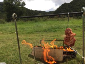 肉を吊るして焼く