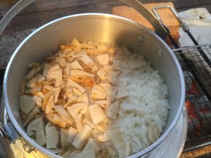 キャンプ羽釜でマツタケご飯