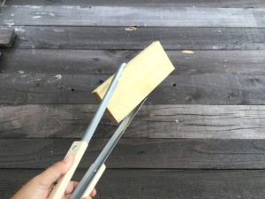 スノーピーク火ばさみで薪を掴む