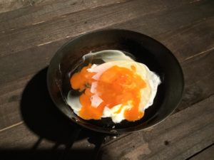 ちびパンに卵を潰して焼く