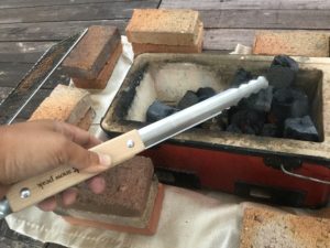 スノーピーク火ばさみで炭を掴む