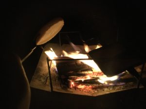 焚火でパンを焼く