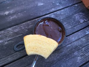 バームクーヘンをチョコフォンデュ