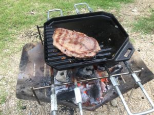 炭火でステーキを焼く