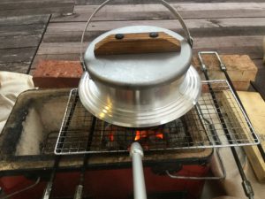 炭火で炊飯