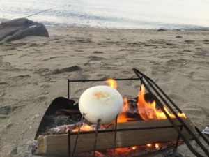 肉まんを焚火で焼く