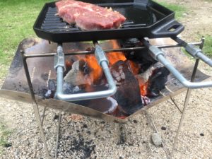 ガンガンに燃える炭