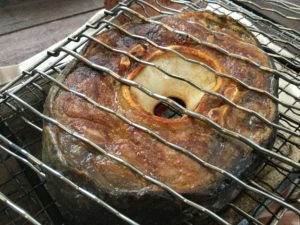 マグロの尾の炭火焼き