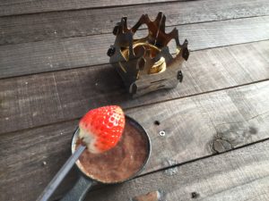 イチゴをチョコにつける