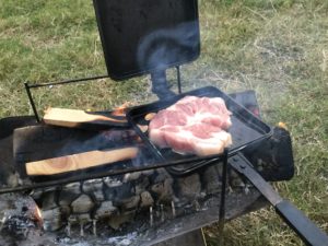 バウルーで豚肉を焼く