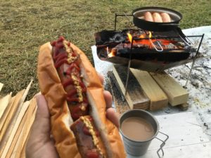 焚火でホットドック