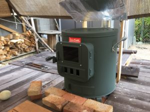 薪ストーブの上の遮熱版