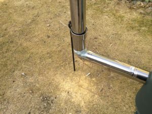 工事用の杭で煙突固定