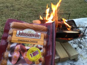 ウィンナーを焚火で焼く