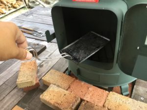 薪ストーブで焼く用意