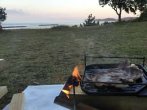 ユニ鉄を薪の上に置く