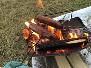 スピットでウィンナーを焼く