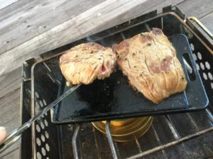 鉄板で焼くところ