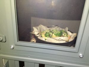 ピザを薪ストーブで焼く