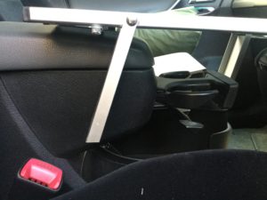 ロールテーブルの足で挟む