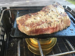 ビーパル鉄板で肉を焼く