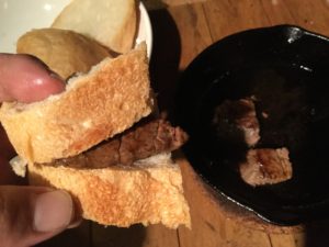 ステーキをパンで挟む