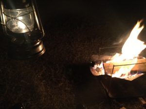 ランタンに火を入れる