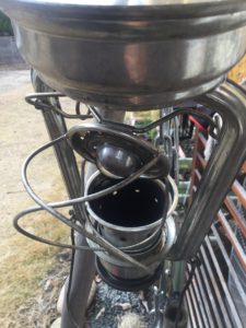 ランタンを逆さにしてタンクを乾かす