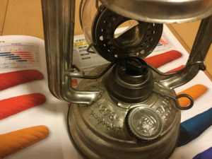 ハリケーンランタンのホヤを開ける