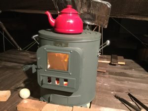 薪ストーブと火ばさみ