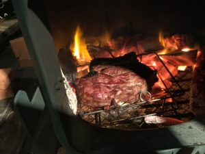 炉内で肉を焼く