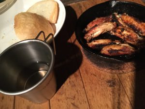 炉内でチキンを焼く