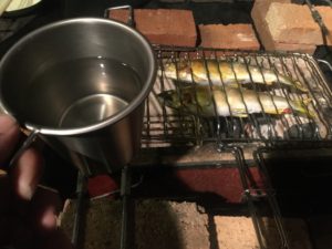 鮎を焼きながら熱燗