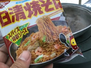薪ストーブで焼きそば