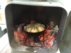 炉内にパンを入れる