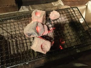 網を炭で焼く