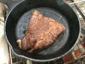 温めたスキレットに移す