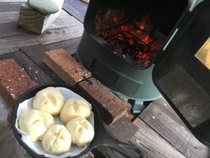 薪ストーブとパン生地