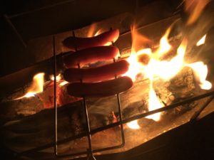 串でウィンナーを焼く