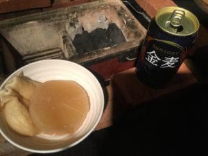 おでんを食べながら待つ