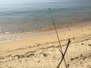 砂浜で釣り