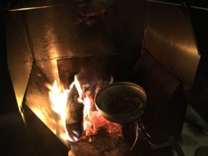 肉をフライパンで焼く